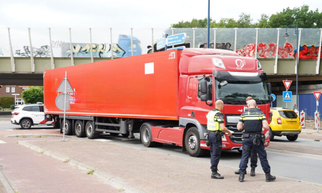 Meisje gewond bij aanrijding met vrachtwagen op Diek