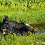 Omstanders redden gezin uit te water geraakte auto op A28 bij Rouveen