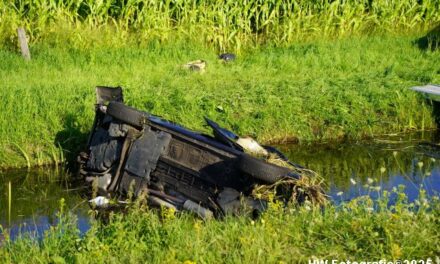 Omstanders redden gezin uit te water geraakte auto op A28 bij Rouveen