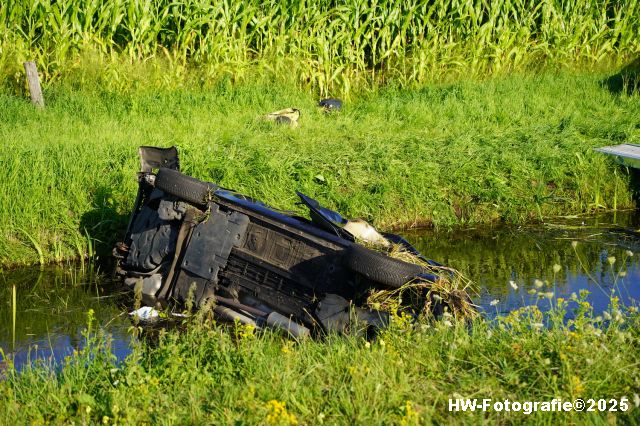 Omstanders redden gezin uit te water geraakte auto op A28 bij Rouveen