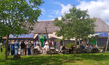 Veldschuur viert 20-jarig bestaan met feestelijk evenement: ‘Omarm de Veldschuur’