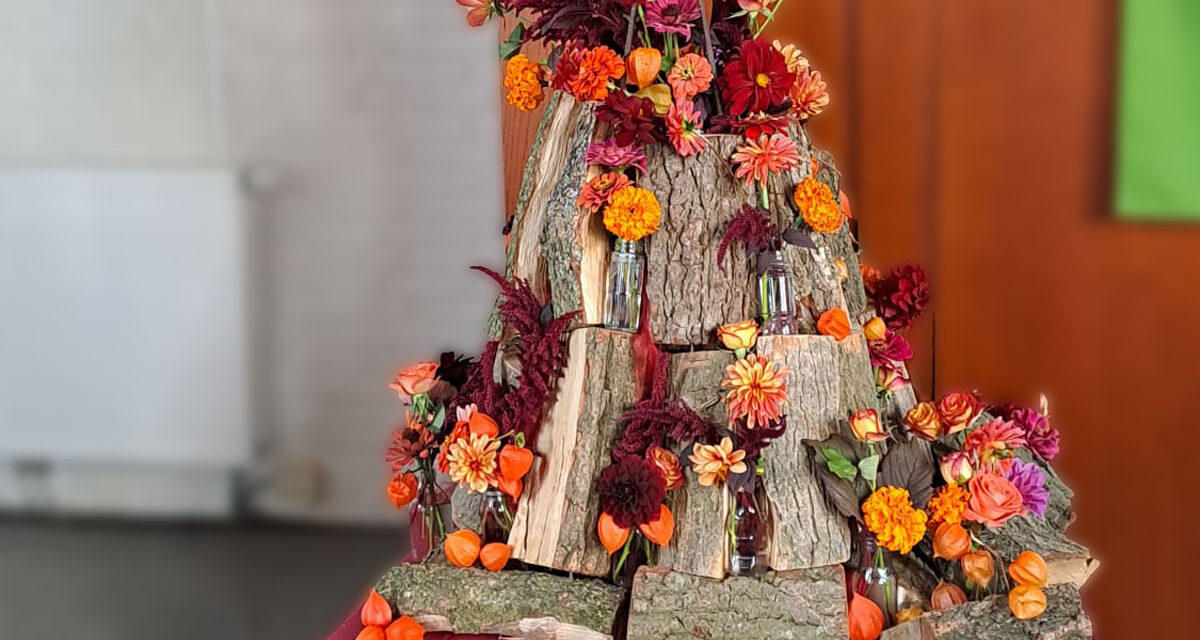 Symbolisch bloemstuk in de vorm van vuur bij startdienst kerk de Bron Rouveen