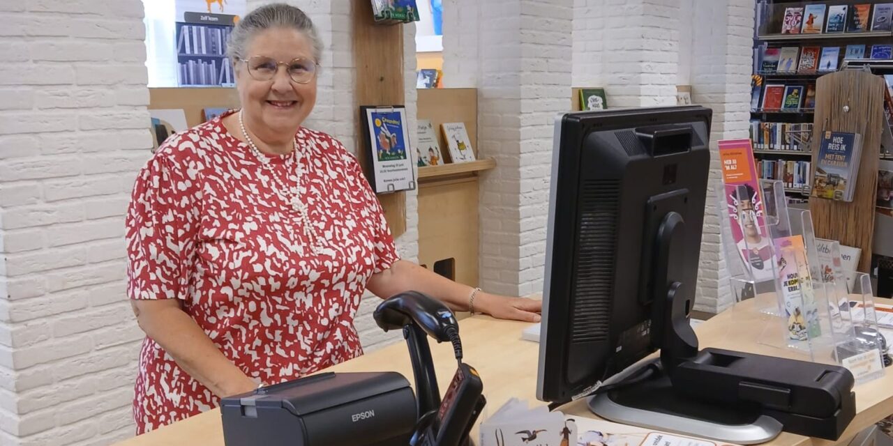Frouwke Schaaf neemt na ruim twintig jaar afscheid van de Bibliotheek Staphorst