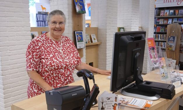 Frouwke Schaaf neemt na ruim twintig jaar afscheid van de Bibliotheek Staphorst