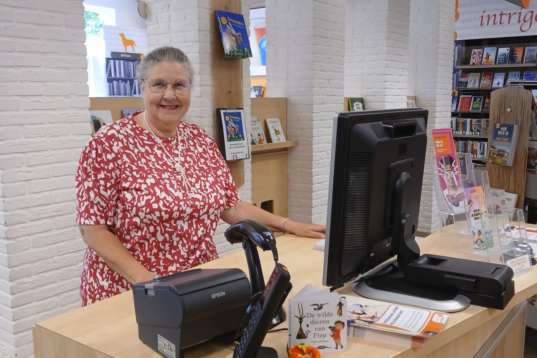 Frouwke Schaaf neemt na ruim twintig jaar afscheid van de Bibliotheek Staphorst