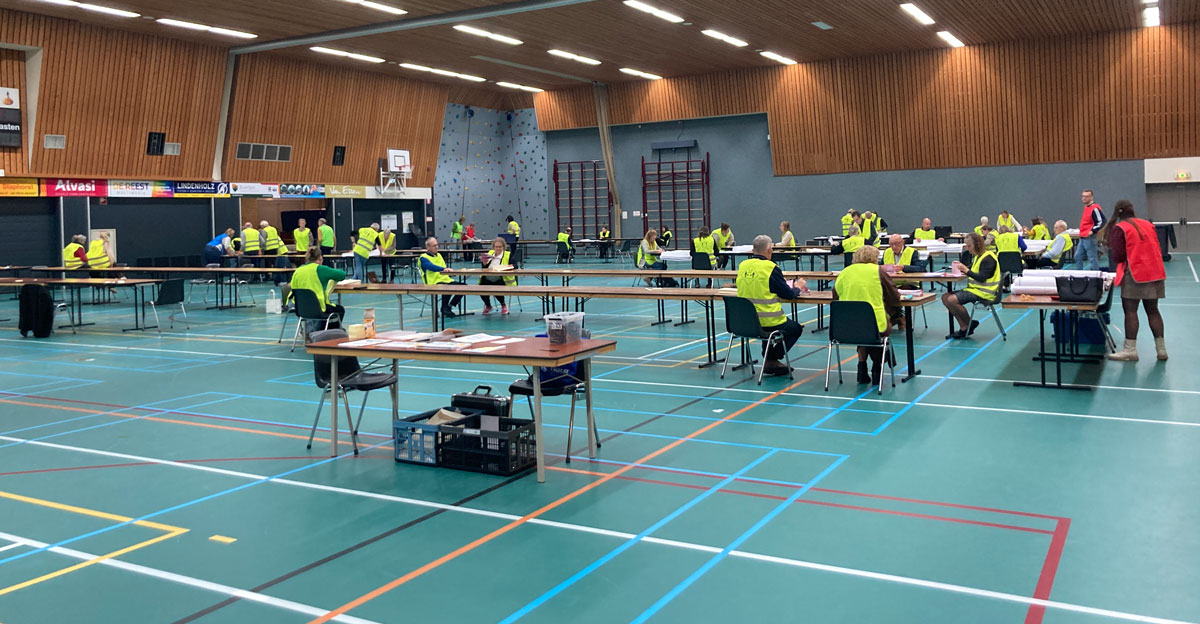 Kandidaatstemmen tellen in sporthal Staphorst – verkiezingen 2025