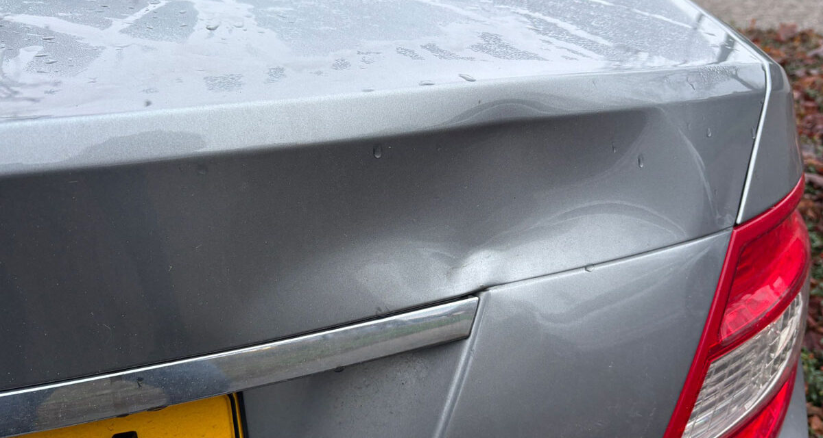 Veroorzaker schade aan auto (Zwaluw Staphorst) gezocht