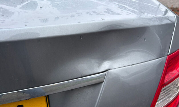 Veroorzaker schade aan auto (Zwaluw Staphorst) gezocht