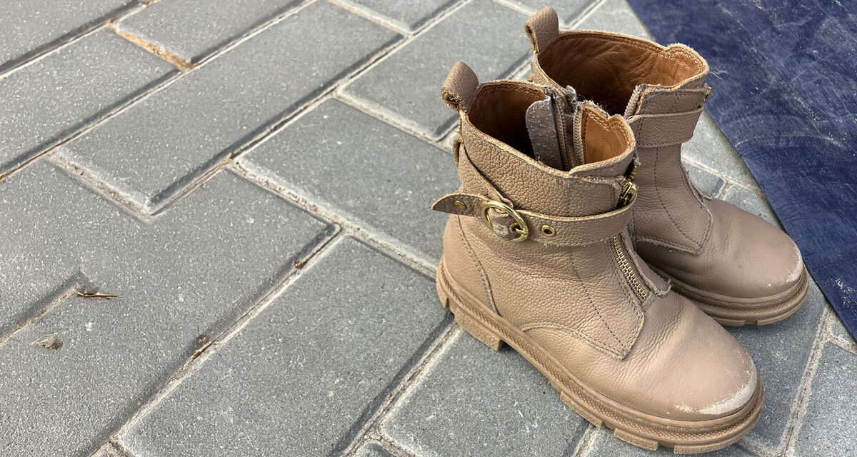 Wie heeft per ongeluk het verkeerde paar schoenen aangetrokken bij het springkussen?