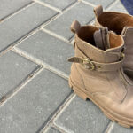 Wie heeft per ongeluk het verkeerde paar schoenen aangetrokken bij het springkussen?