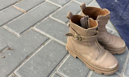 Wie heeft per ongeluk het verkeerde paar schoenen aangetrokken bij het springkussen? Update