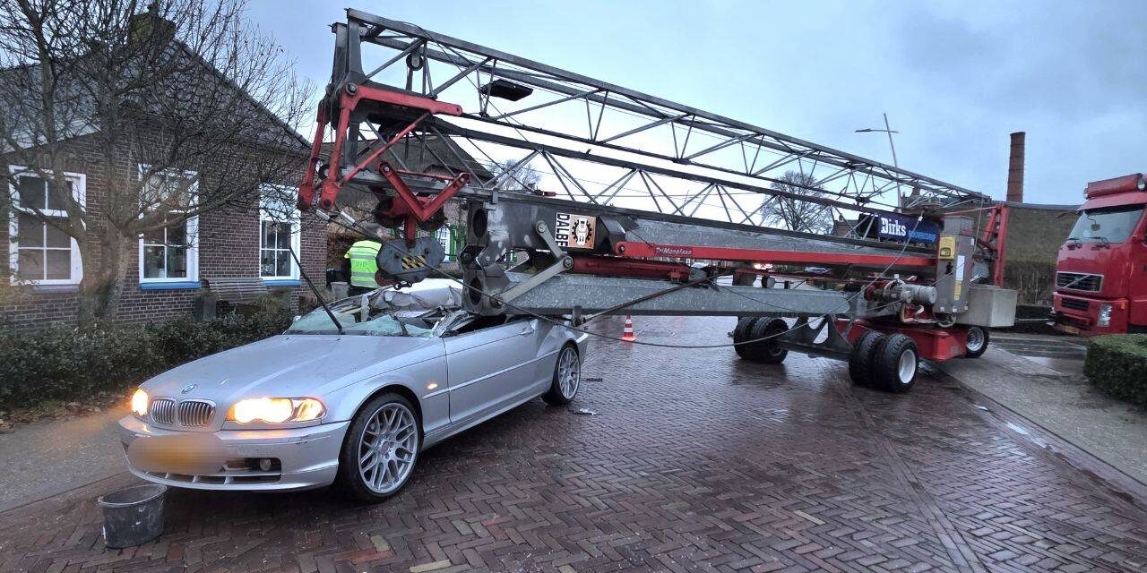 Auto botst op bouwkraan op Oude Rijksweg