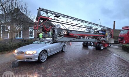 Auto botst op bouwkraan op Oude Rijksweg