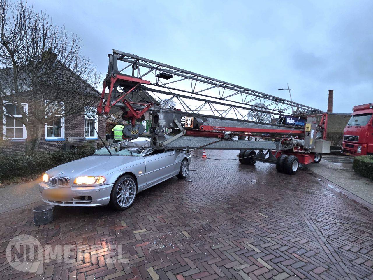 Auto botst op bouwkraan op Oude Rijksweg