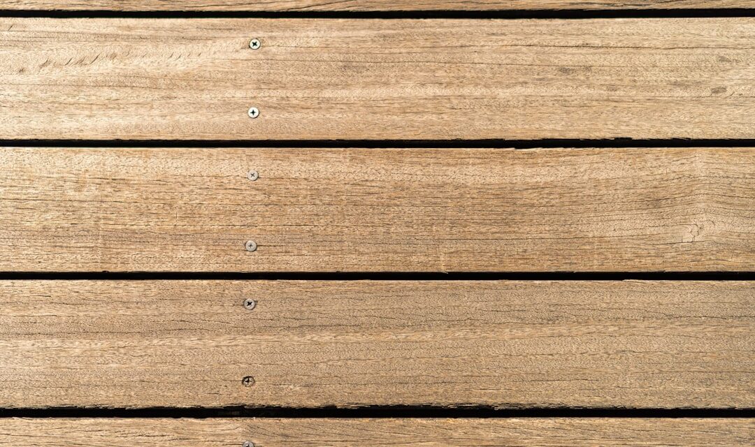 Kosten versus baten: is investeren in composiet vlonderplanken de lange termijn waard?