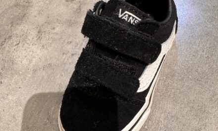 Schoentje is gevonden bij ons voor de winkel tijdens het Winterlichtspektakel