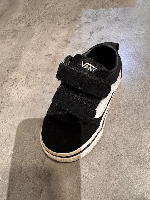 Schoentje is gevonden bij ons voor de winkel tijdens het Winterlichtspektakel