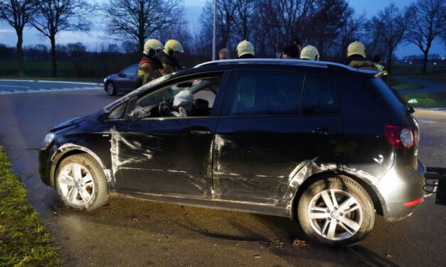 Auto over de kop bij eenzijdig ongeval in Staphorst