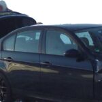 BMW slipt tegen lantaarnpaal op de Staphorster kerkweg