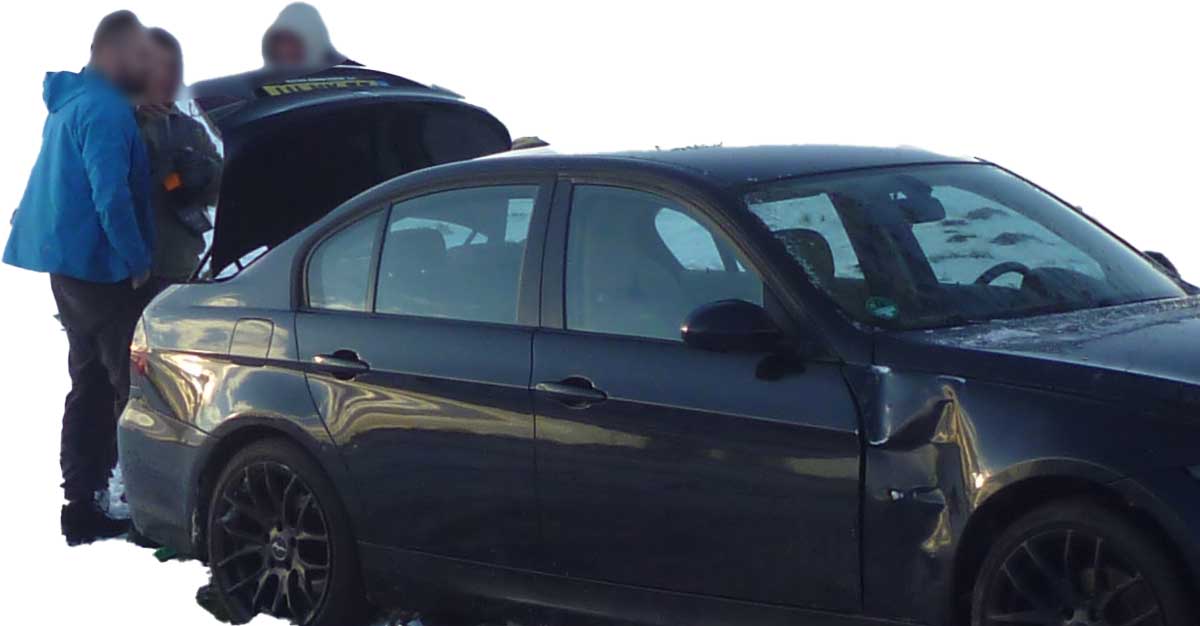 BMW slipt tegen lantaarnpaal op de Staphorster Kerkweg