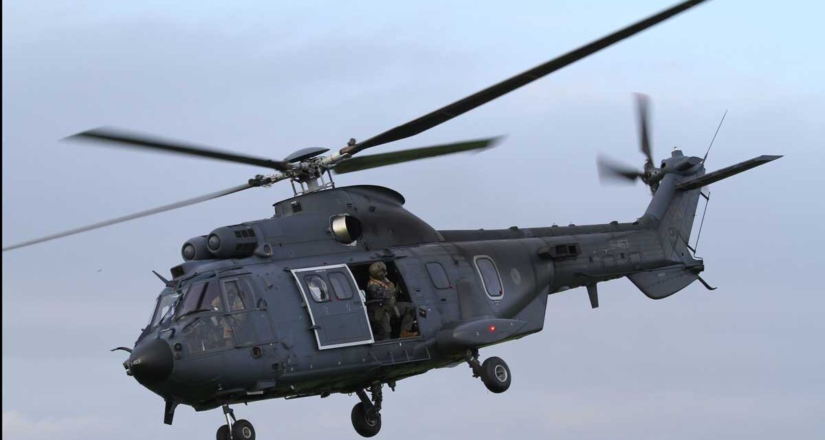 Helikopter landt naast de Diek in Rouveen