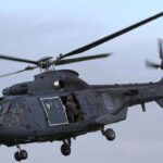 Helikopter landt naast de Diek in Rouveen