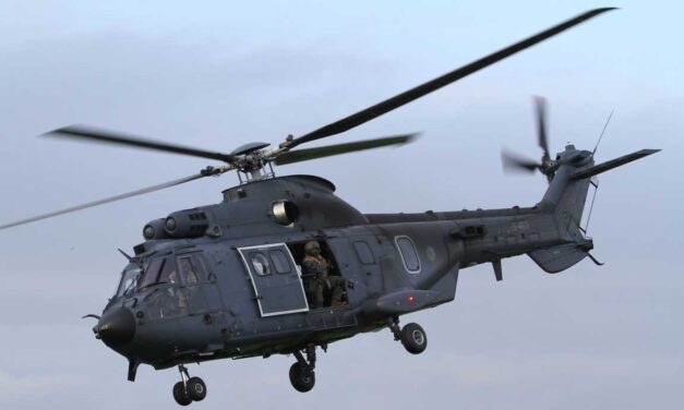 Helikopter landt naast de Diek in Rouveen