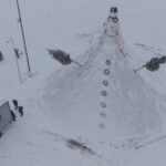 Mooie dronebeelden van de grootste sneeuwpop van Nederland in Staphorst