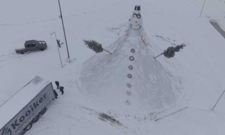 Mooie dronebeelden van de grootste sneeuwpop van Nederland in Staphorst