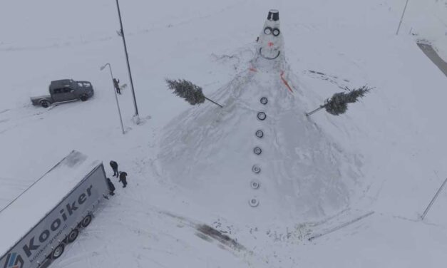 Mooie dronebeelden van de grootste sneeuwpop van Nederland in Staphorst