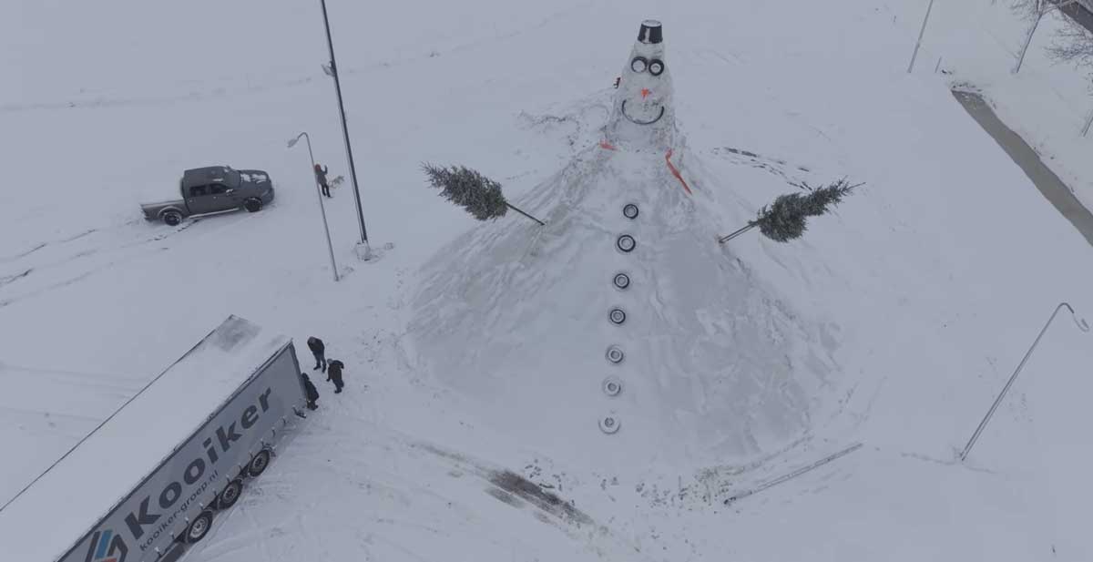 Mooie dronebeelden van de grootste sneeuwpop van Nederland in Staphorst
