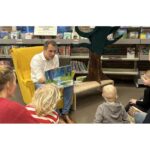 Wethouder leest voor in bibliotheek tijdens Nationale Voorleesdagen