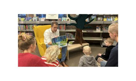 Wethouder leest voor in bibliotheek tijdens Nationale Voorleesdagen