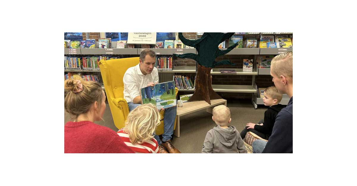 Wethouder leest voor in bibliotheek tijdens Nationale Voorleesdagen