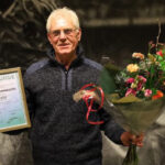 Klaas Bouwmeester gehuldigd als erelid van SC Rouveen