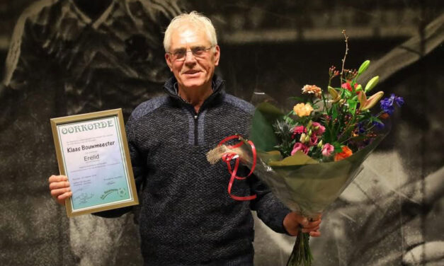 Klaas Bouwmeester gehuldigd als erelid van SC Rouveen