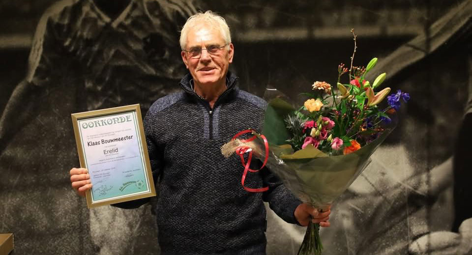 Klaas Bouwmeester gehuldigd als erelid van SC Rouveen