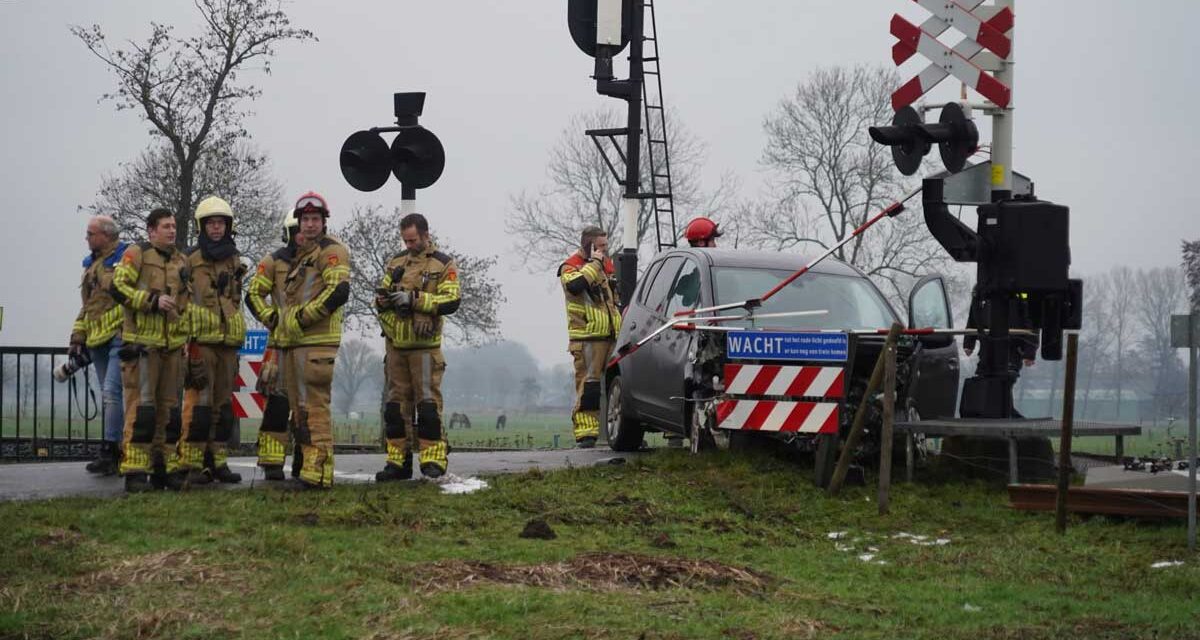 Trein botst op auto op spoorwegovergang Klaas Kloosterweg