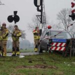 Trein botst op auto op spoorwegovergang Klaas Kloosterweg