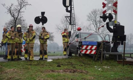 Trein botst op auto op spoorwegovergang Klaas Kloosterweg