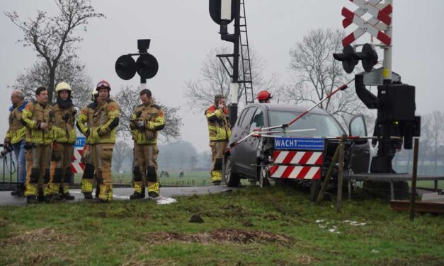 Trein botst op auto op spoorwegovergang Klaas Kloosterweg
