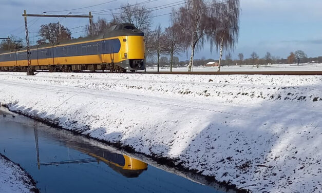 Trein door de sneeuw in Staphorst