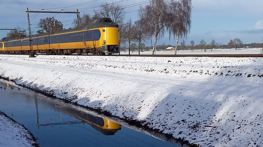 Trein door de sneeuw in Staphorst