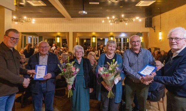 Christelijk Mannenkoor Staphorst huldigt trouwe leden en blikt vooruit