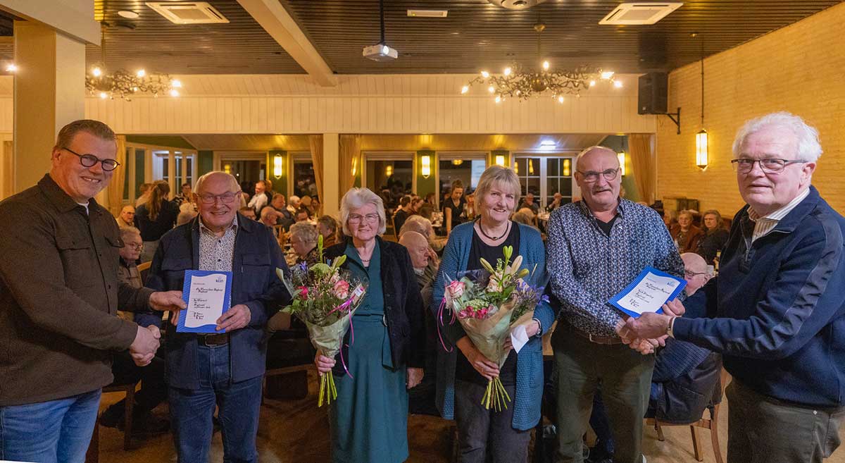 Christelijk Mannenkoor Staphorst huldigt trouwe leden en blikt vooruit