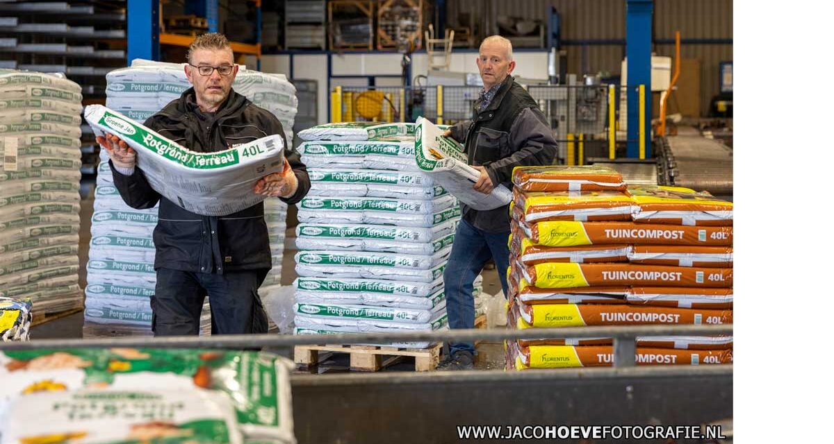 Compost- en potgrondactie van het Christelijk Mannenkoor Staphorst