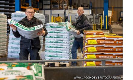 Compost- en potgrondactie van het Christelijk Mannenkoor Staphorst