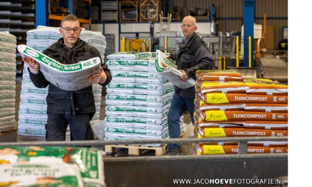 Compost- en potgrondactie van het Christelijk Mannenkoor Staphorst