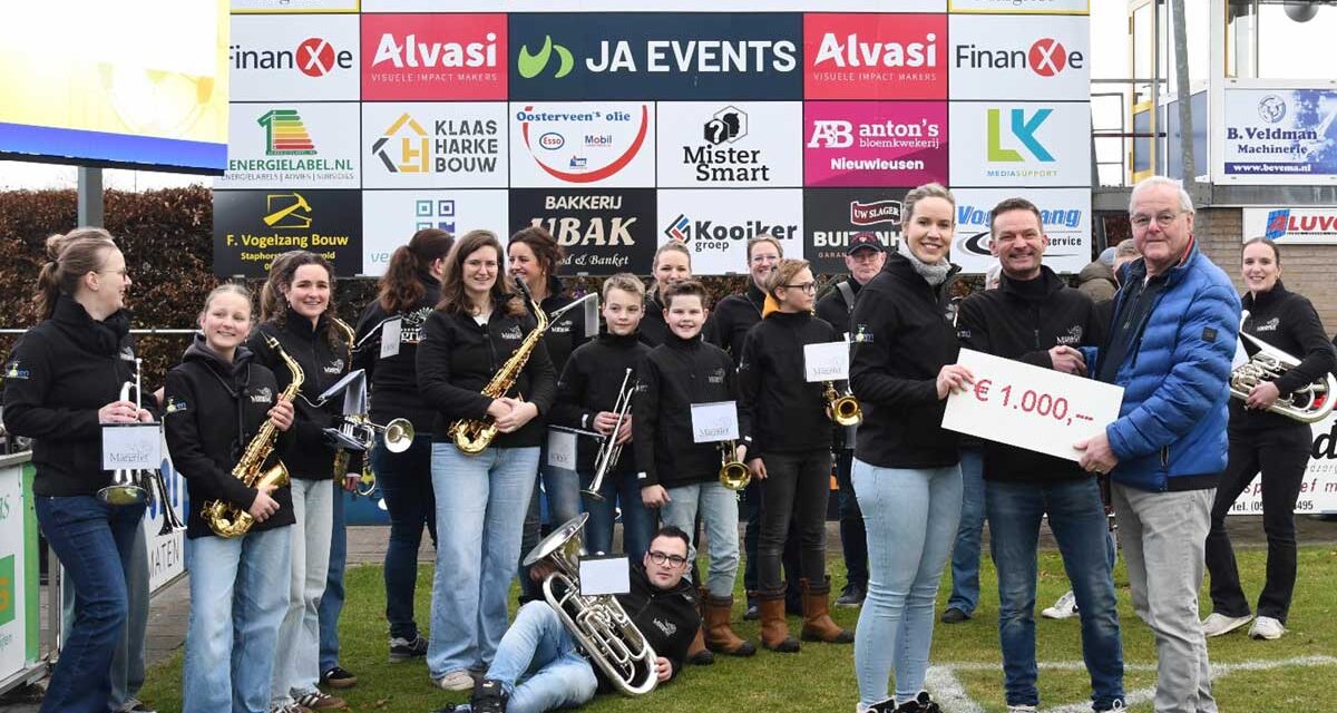Muziekvereniging Prinses Margriet Rouveen/Staphorst neemt riante cheque in ontvangst