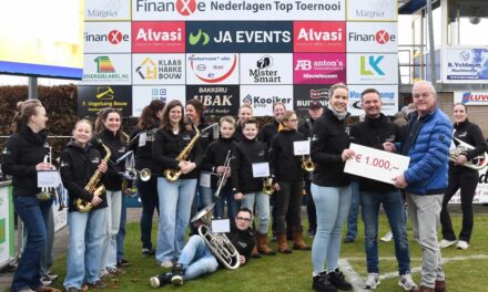Muziekvereniging Prinses Margriet Rouveen/Staphorst neemt riante cheque in ontvangst